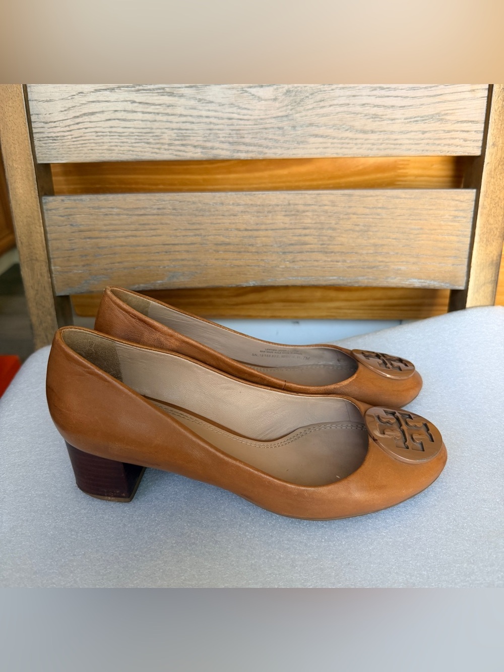 Tory Burch Cognac Leather Mid Block Heel Pumps with Logo Medallion sz 7